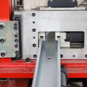 Oem Volautomatische Cz Stalen Gording Rolvormmachine <span class=keywords><strong>C</strong></span> Z Purling <span class=keywords><strong>Machine</strong></span> Met Tandwiel-En Lagerkerncomponenten Voor Gebruik Aan De Muur - Product Image 3