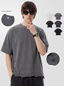 Camiseta de algodón oversize vintage para hombre con dobladillo asimétrico, detalles desgastados y acabado efecto lavado a la nieve - Product Image 1