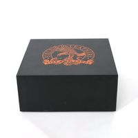 Boîte cadeau pliable en carton ondulé noir et orange imprimée, avec options de finition brillante, mate, gaufrée et dorée