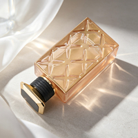 Flacon de parfum en verre 100 ml, translucide, finition nacrée scintillante avec bouchon doré facetté, vente en gros B2B, directement de l'usine