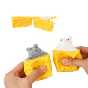 Brinquedo de Squeeze em Forma de Rato de Queijo Plástico para Alívio de Estresse, Brinquedo de Pegadinha de Esquilo Amarelo - Product Image 5