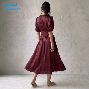 Produttore OEM ODM di Abiti Midi in Raso Bordeaux, Vestito Personalizzato con Scollo a V Profondo e Maniche a Sbuffo per Donna, Abbigliamento Casual da Ufficio - Product Image 2