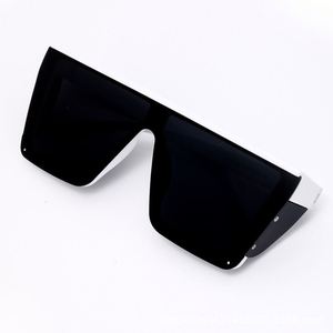 Gafas de Sol Cuadradas Plateadas con Logotipo Personalizado, Retro, para Hombre y Mujer, con Montura Grande, Lentes Polarizadas UV400 de una Sola Pieza - Product Image 5