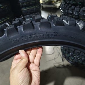 Nueva condición 100/100-18 Neumáticos de motocicleta Tipo de clavo antideslizante Neumático de <span class=keywords><strong>nieve</strong></span> de invierno Neumático tachonado <span class=keywords><strong>para</strong></span> condiciones de clima frío - Product Image 4