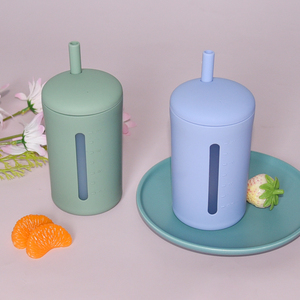 Tasse d'apprentissage en silicone sans BPA pour bébé, avec paille en silicone souple, échelle graduée et fenêtre transparente, pour bébés de 6 à 36 mois - Product Image 2