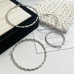 Kaiming Boucles d'oreilles créoles torsadées en argent sterling 925 pour femmes, style coréen, à porter au quotidien - Product Image 4