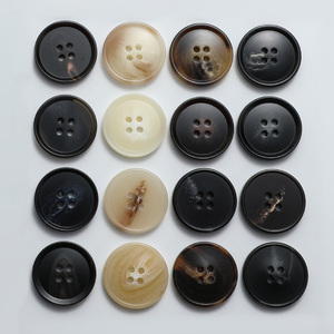 Tùy Chỉnh May Người Đàn Ông Ưa Thích Của Khắc Tên <span class=keywords><strong>Logo</strong></span> Blazer Áo Khoác Nhựa Sừng Polyester Nhựa Nút Cho Quần Áo - Product Image 2