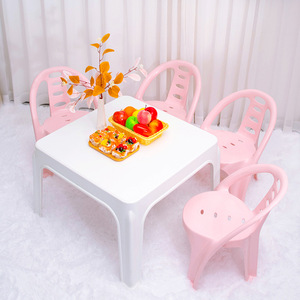 Table carrée en plastique pour enfants avec chaises, ensemble de meubles durables pour salle de jeux intérieure - Product Image 2