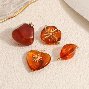 SUMMLY <span class=keywords><strong>Ciondoli</strong></span> all'Ingrosso in Resina Ambrata con Motivo a Cuore e Fiori, Charms in Acciaio Inossidabile Placcato Oro 18K, Gioielli alla Moda - Product Image 2
