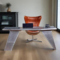 Mobilier d'aviation personnalisé de style industriel bureau fait à la main forme de table d'aile d'avion en aluminium finition antique