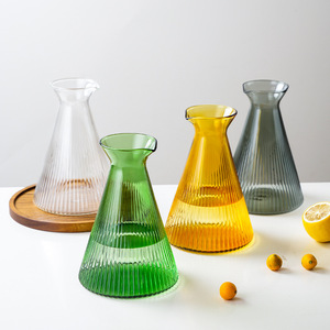 Vente en gros de carafes à boisson en verre soufflé à la main, résistantes aux hautes températures, de 1100 ml, aux couleurs vives et variées, pour jus de fruits - Product Image 1