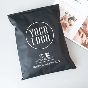 Embalaje <span class=keywords><strong>de</strong></span> ropa personalizado <span class=keywords><strong>bolsa</strong></span> con cierre <span class=keywords><strong>de</strong></span> cremallera biodegradable negro mate esmerilado PVC PE plástico ropa Ziplock <span class=keywords><strong>bolsa</strong></span> con cremallera con logotipo - Product Image 3