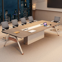 Table de collaboration de bureau moderne avec bande de services centralisée, pieds inclinés et design pratique pour les réunions