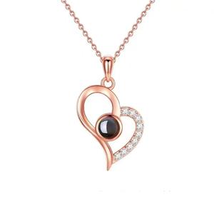 Collier avec pendentif en laiton plaqué or 18 carats avec projection de photo personnalisée, chaîne à maillons - Bijoux tendance unisexe pour la fête, pour la vente en dropshipping - Product Image 6