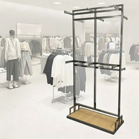 Exhibidor de Ropa Metálico de Doble Cara Personalizado con Base de Madera, Mueble Exhibidor de Prendas para Tiendas de Ropa