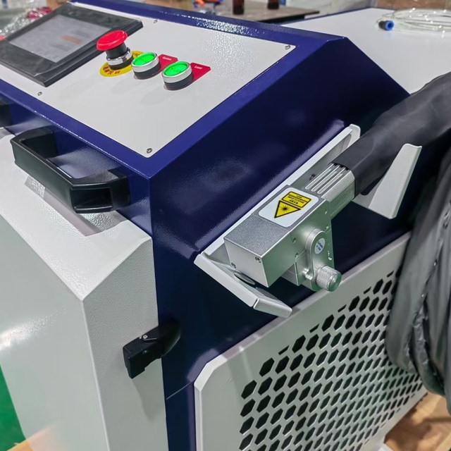 Handheld Continuous Laser Rust Removing Cleaning Machine High Speed Fiber Water Cooling 1500w 2000w 3000w Machines for Metal