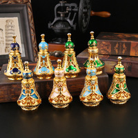 Bouteilles de parfum en verre de style Dubaï du Moyen-Orient, décorées de manière exquise, bouteilles vides pour huiles essentielles arabes et parfums.