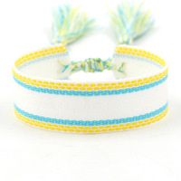 Bracelet d'amitié tissé brodé en tissu, personnalisé avec logo, lettres nominatives, pompon tressé fait main, breloques textes 3D ajustables