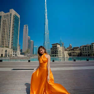 Robe longue maxi élégante en satin orange vif à col halter pour femme, taille haute, fluide, idéale pour les soirées et les séances photo glamour - Product Image 1