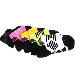 Chaussettes de sport professionnelles <span class=keywords><strong>pour</strong></span> hommes et femmes, chaussettes de basketball résistantes à l'usure avec soutien de la voûte plantaire et amorti <span class=keywords><strong>pour</strong></span> la course à pied et l'entraînement physique - Product Image 4
