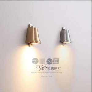 Lampe de jardin rechargeable de style industriel rétro Wabi Sabi, projecteur minimaliste en aluminium moulé, applique murale extérieure en forme de fer à cheval - Product Image 2
