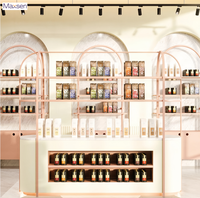 Vitrine de présentation moderne et écologique à LED pour salon de beauté, étagères murales encastrées en arc pour les magasins de cosmétiques des centres commerciaux