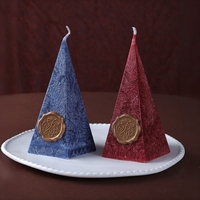 Künstlerische Pyramiden-Kerze mit Sauberem Mattiertem Kristallfinish, Mattierte Mehrfarbige Duftkerzen für Regaldekoration