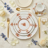 Service de table de luxe en porcelaine fine avec motif floral bleu et or véritable, assiette de présentation vintage en céramique, tasse à café et bol en porcelaine pour hôtels et événements