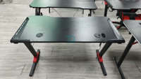 Bureau de jeu ergonomique avec porte-gobelet, support pour casque et plateau de gestion des câbles, cadre en métal, finition en fibre de carbone