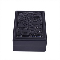 Boîte à bijoux en bois noir brillant avec couvercle gaufré, doublure en velours, logo personnalisé, design à ouverture rabattable pour bracelet, pendentif et cadeau de bijoux de luxe
