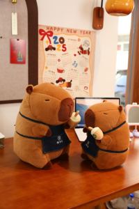 Grembiule latte tè Capy cavia in possesso di una bevanda giocattolo di peluche per ragazzi e ragazze bambole di pezza adatto per ragazzi e ragazze collezione - Product Image 5