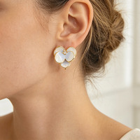Boucles d'oreilles à clip en émail motif fleur de primrose, plaqué or nacré, hypoallergéniques, sans douleur, anti-ternissement, vente en gros pour mariages 2026