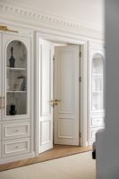Porte d'entrée double en bois massif de style classique avec panneaux en bois, idéale pour les maisons de luxe