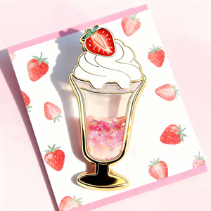 Épinglette en métal Milkshake à la <span class=keywords><strong>fraise</strong></span>, vente en gros, paillettes, sable liquide, émail, épinglette personnalisée, boissons, sable mouvant, épinglette <span class=keywords><strong>de</strong></span> revers avec carte - Product Image 1