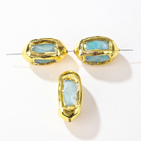 Superbe connecteur à deux trous en amazonite et cristal blanc plaqué or 18 carats avec cadre martelé pour la fabrication de colliers