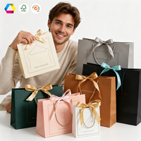 Tas Kado Kertas Ivory Tebal 5mm Custom Dengan Pegangan Tali, Tas Jinjing Mewah Cetak Hot Foil untuk Hadiah Liburan & Kemasan Retail