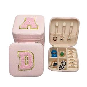 Petite boîte à bijoux de voyage faite à la main avec logo personnalisé Carré en cuir PU Collier Boucle d'oreille Bague Organisateur de bijoux Coffret cadeau - Product Image 1