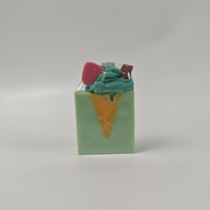 Jabón hecho a mano con temática <span class=keywords><strong>de</strong></span> helados con manteca <span class=keywords><strong>de</strong></span> karité <span class=keywords><strong>de</strong></span> <span class=keywords><strong>aceite</strong></span> <span class=keywords><strong>de</strong></span> oliva y extracto <span class=keywords><strong>de</strong></span> fresa Barra <span class=keywords><strong>de</strong></span> jabón <span class=keywords><strong>de</strong></span> regalo divertida e hidratante - Product Image 1