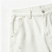 Jean cargo blanc à jambe large, délavé effet éclaboussures de peinture bleue, avec bords de poche effilochés, détails déchirés, décorations patchwork, coupe ample, style streetwear en denim