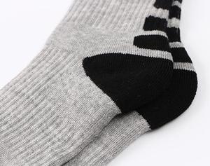 Chaussettes de sport renforcées pour hommes, à blocs de couleur, avec semelle épaisse en tissu éponge, chaussettes de basketball, chaussettes de course multicolores personnalisées - Product Image 4