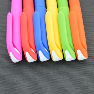 Stylo Gel en Plastique Multicolore en Gros avec Recharge d'Encre 0,5 MM Noir ou Bleu, Logo Personnalisé Imprimé pour Papeterie - Product Image 4