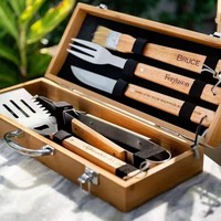 Ensemble d'outils de barbecue en bambou 5 pièces : spatule, pince, fourchette, couteau, brosse avec boîte en bois à charnières pour le camping et la grillade