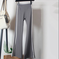 Ensemble de sport 3 pièces : Leggings évasés taille haute, veste zippée et soutien-gorge de sport à rayures contrastées sur les côtés, idéal pour la gym et l'entraînement