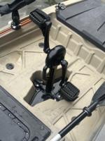 Kayak de pêche et de randonnée en eau vive VK 1 personne, système de propulsion à pédales, moteur détachable, matériau HDPE, écologique, durable