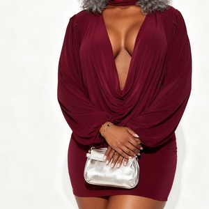 Conjunto de 2 Piezas para Mujer: Top Sexy con Cuello Halter y Botones, y Minifalda Ajustada - Product Image 3