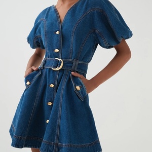 เดรสยีนส์สีน้ำเงินฟอกทรงเอ สไตล์ลำลอง คอวี ติดกระดุมด้านหน้า ดีไซน์ใหม่สำหรับผู้หญิง ใส่ได้ในช่วงฤดูร้อน - Product Image 2