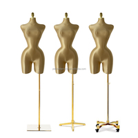 Mannequin féminin de mode, courbes généreuses, hanches larges, style brésilien, buste doré, grande taille, sur pied, pour présentation de vêtements en vitrine