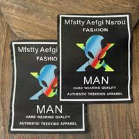Vente chaude en gros : Étiquette tissée en satin de polyester, double face, cousue, auto-adhésive, écologique, découpée au laser, pour la décoration de vêtements