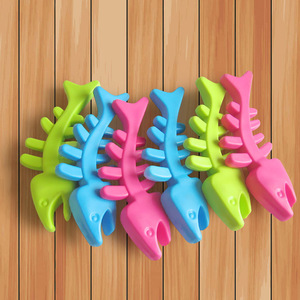 Juguete masticable en forma de hueso de pescado para perros y gatos, juguete de entrenamiento chirriante para mascotas con divertido sonido de goma para cachorros - Product Image 6