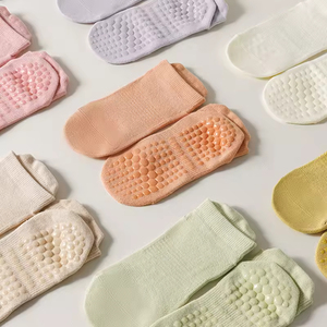 Chaussettes de Pilates personnalisées de haute qualité, antidérapantes, avec grip, pour femmes, chaussettes de barre, avec logo personnalisé, chaussettes de cheville en gros - Product Image 3